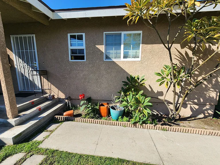 1442 W Valencia Dr — Photo 3