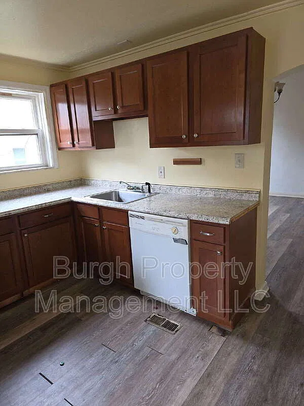 4 bed, 2.0 bath, 1800 sqft, $1,475 — Photo 2