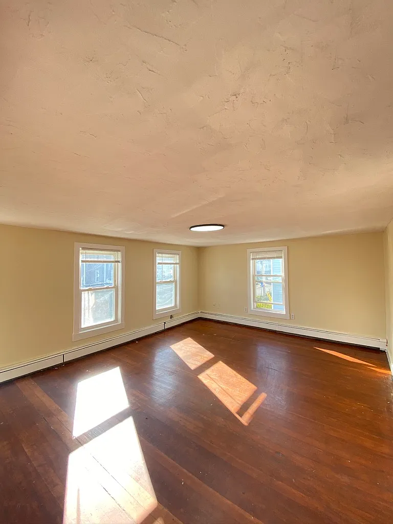 3 bed, 1250 sqft, $2,300 — Photo 3