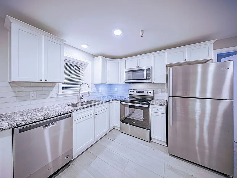 Victorian Village Apartments — Photo 8