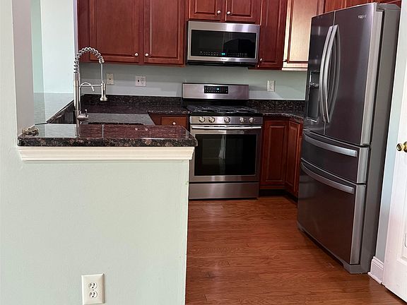 4th image of 76 Lyon Ct