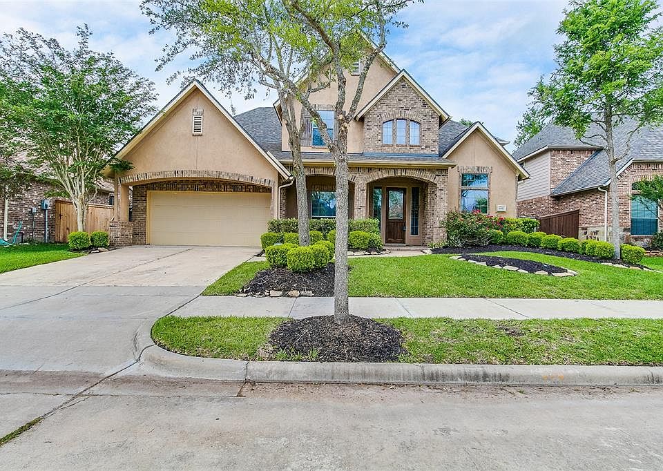 Gorgeous 4/3.5/3 home located on a quiet street on a fabulous lot with a private backyard with pool, spa and golf course views. 