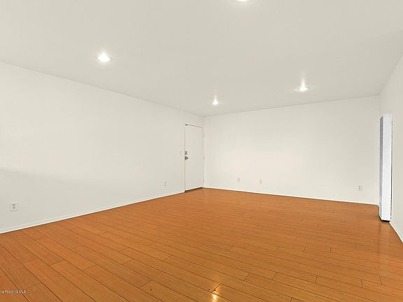 5th image of 18530 Hatteras St Unit 220