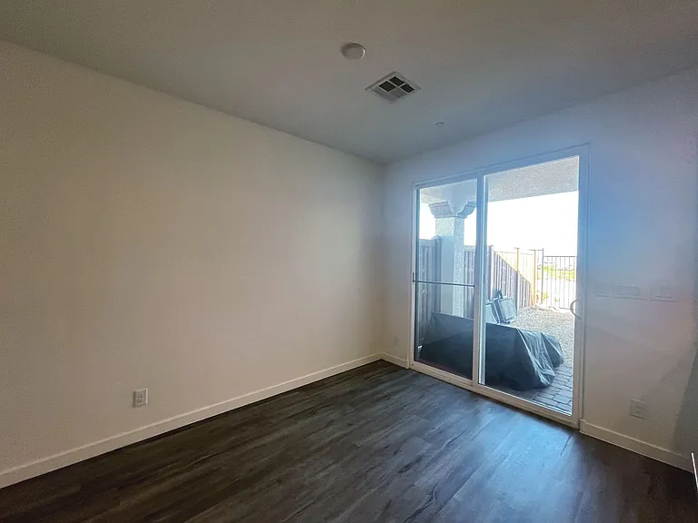 1533 Franklin Ln — Photo 23