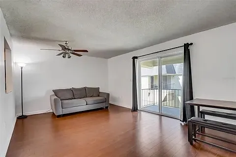525 Conway Rd — Photo 4