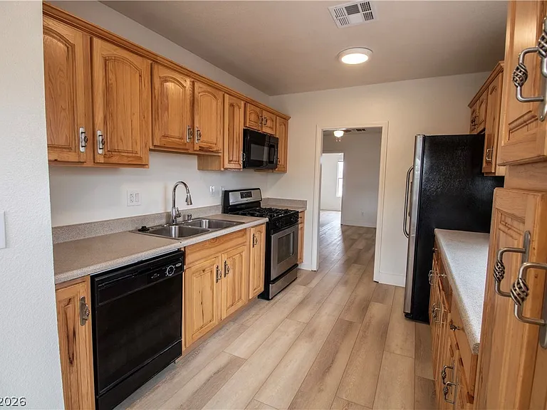 119 W Victory Rd — Photo 6