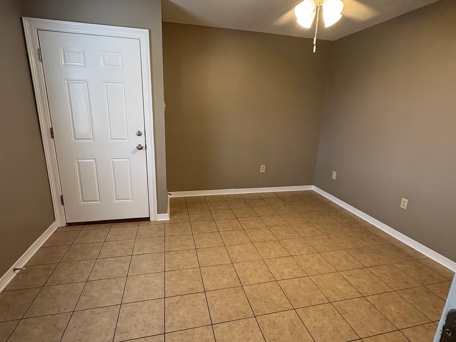 3 bed, $1,600 — Photo 2