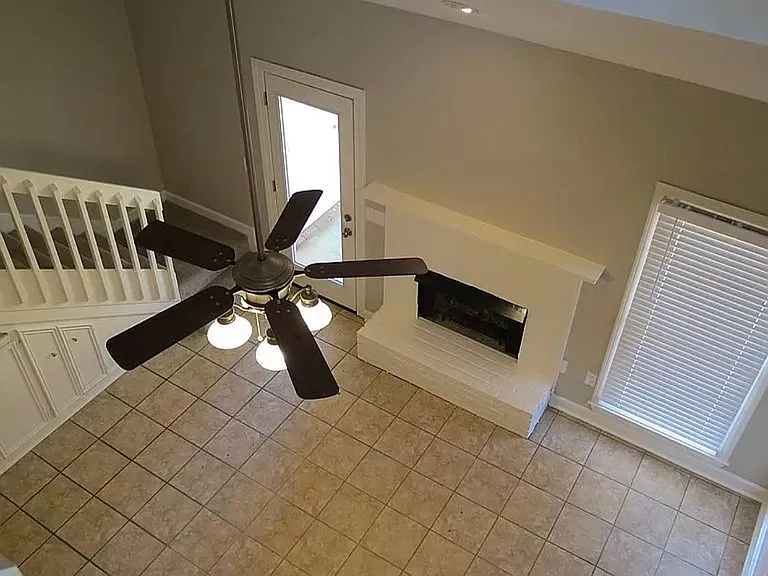 409 Northtown Dr — Photo 2