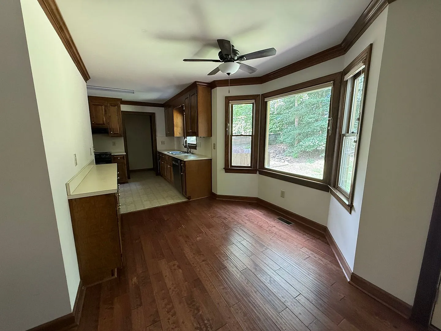 Single Family home in Williamsburg! Available NOW! — Photo 3