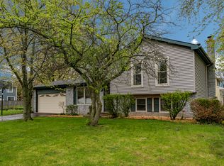 4 N Birchwood Dr, Naperville, IL 60540