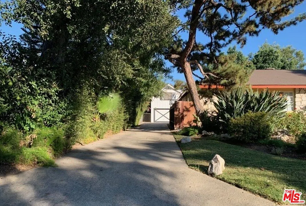 1 bed, 1.0 bath, 1000 sqft, $2,600 — Photo 2