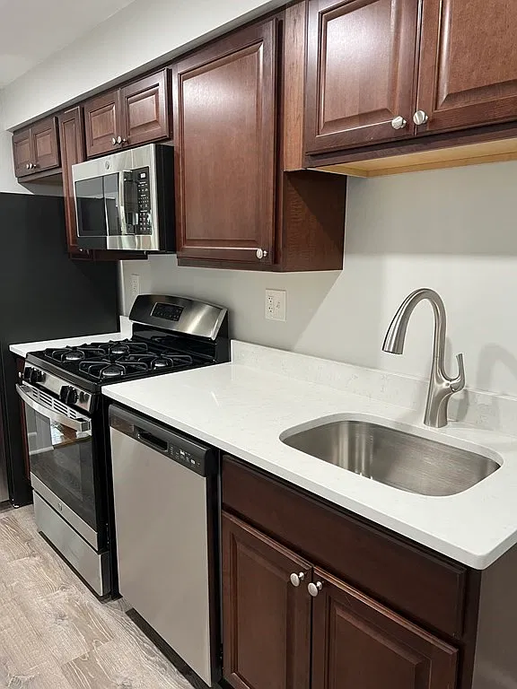 2 bed, 1.0 bath, 700 sqft, $2,495 — Photo 2