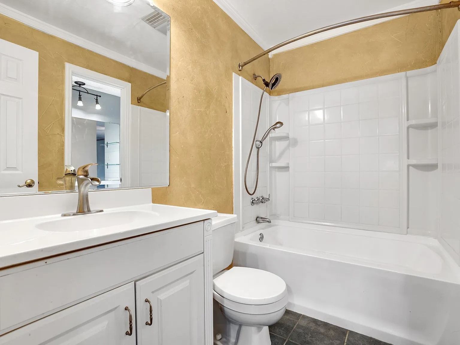 2 bed, 1.5 bath, 1123 sqft, $1,600 — Photo 3