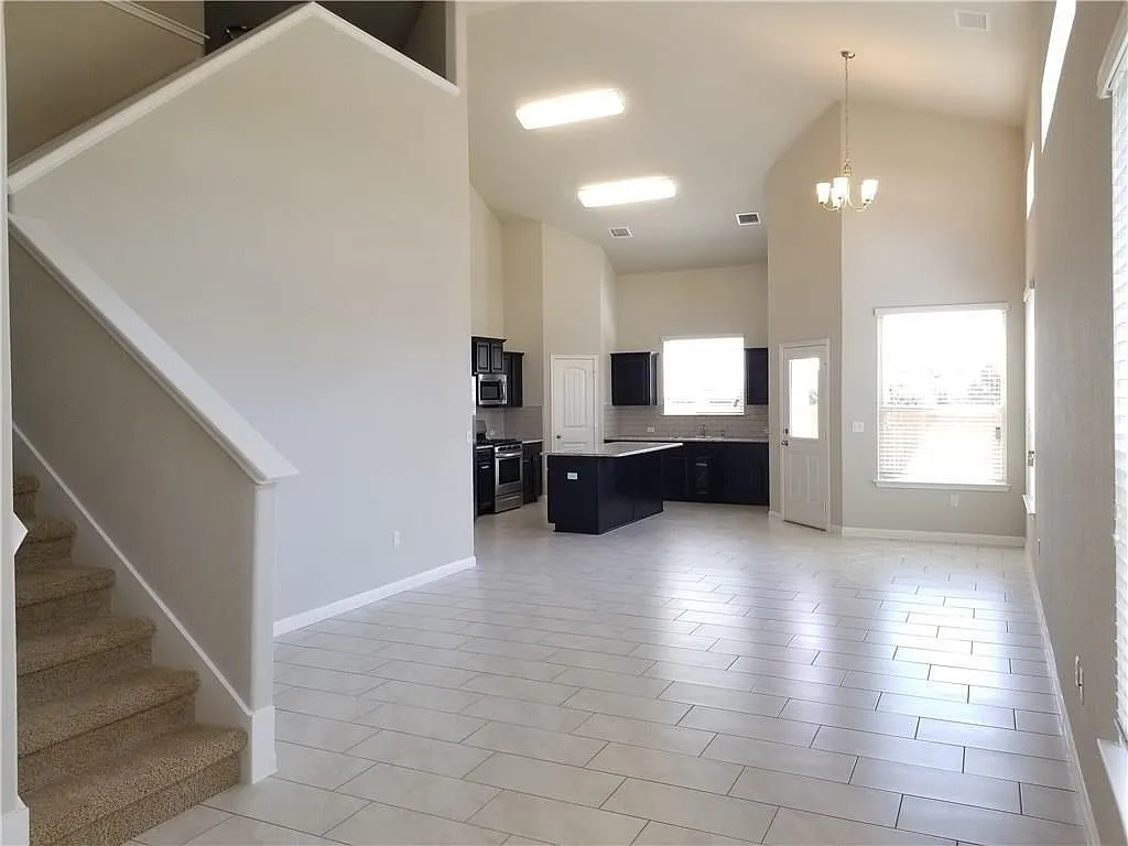 4 bed, 2.5 bath, 2486 sqft, $2,300 — Photo 3