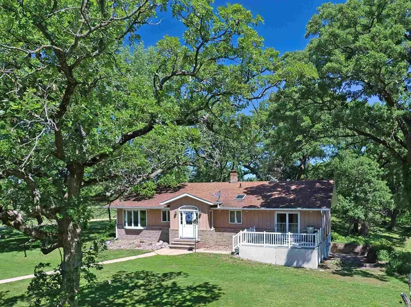 201 Hidden Oaks Ln, Janesville, IA 50647