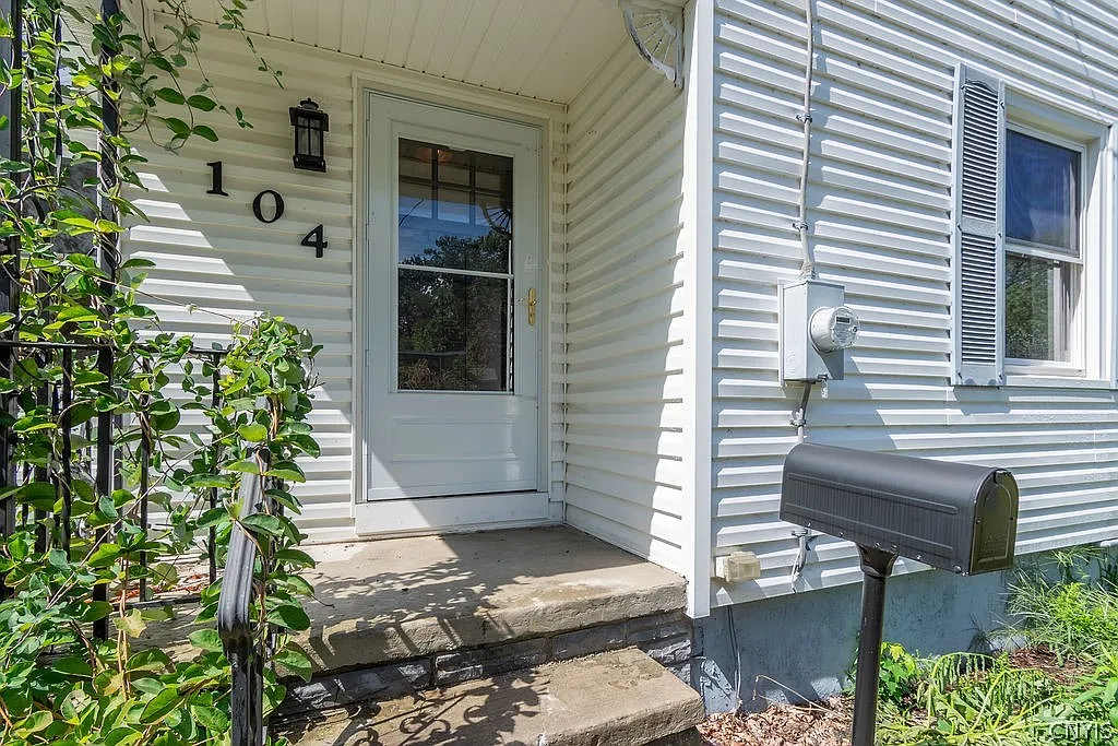 3 bed, 1.5 bath, 1160 sqft, $2,400 — Photo 3