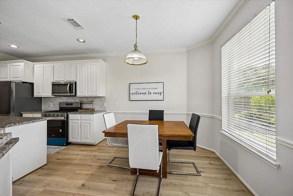 5 bed, 3.5 bath, 3681 sqft, $3,200 — Photo 4