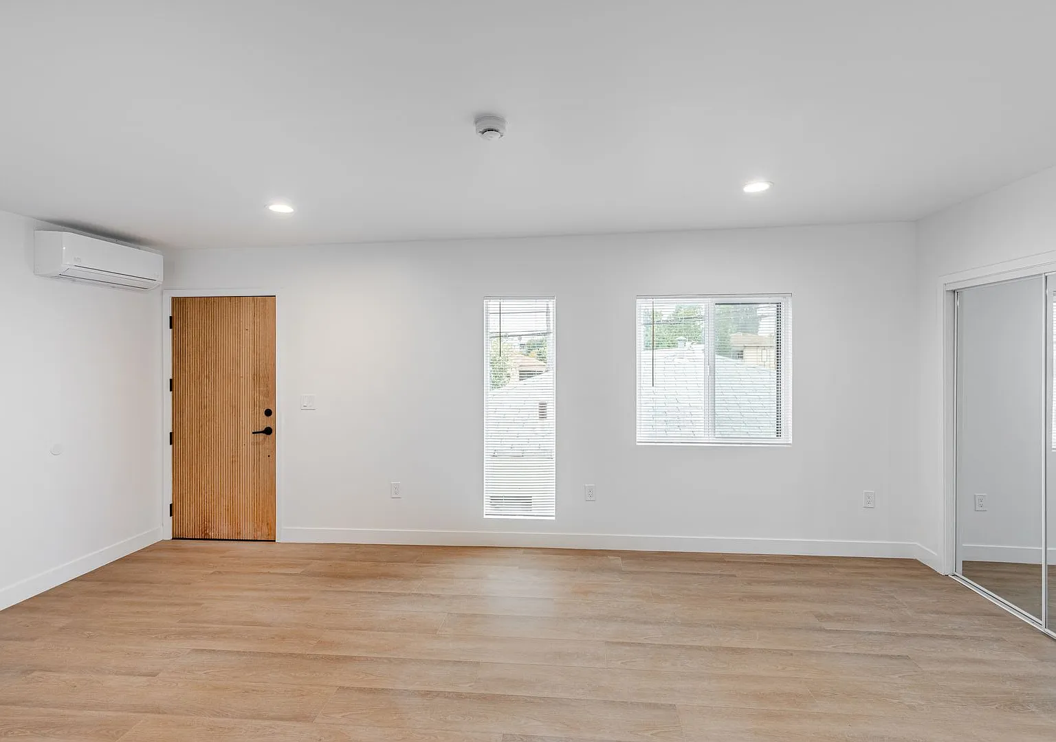 2236 Burnside — Photo 4