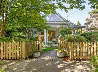 939 B St, Ashland, OR 97520