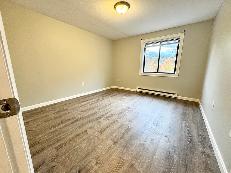 433 Sunderland Rd #E — Photo 7