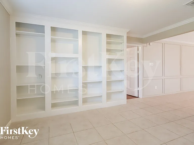 2303 Prestwick Dr — Photo 4