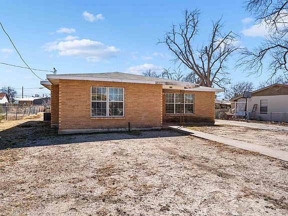 3rd image of 810 W 3rd St