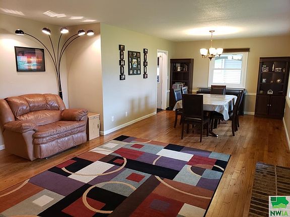 3rd image of 412 Hampden Ct