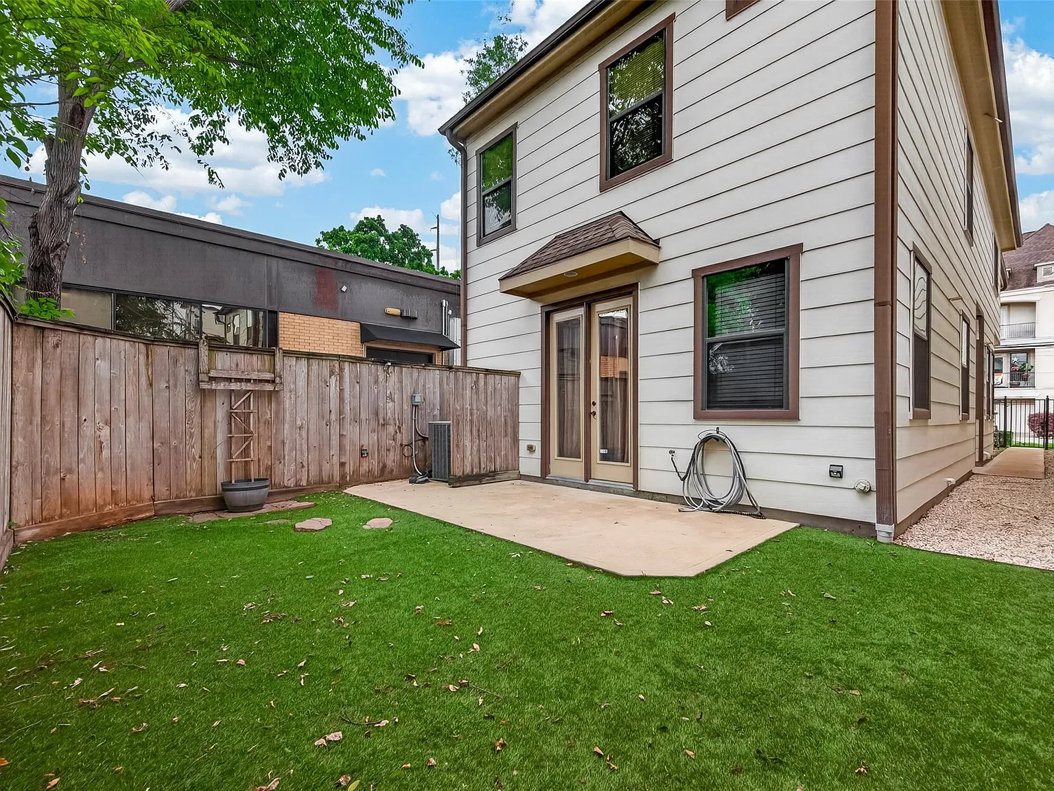 3 bed, 2.5 bath, 2225 sqft, $3,490 — Photo 4