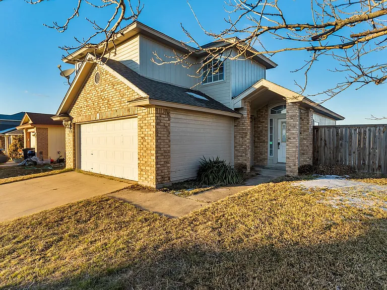 2313 Garrett Dr — Photo 1