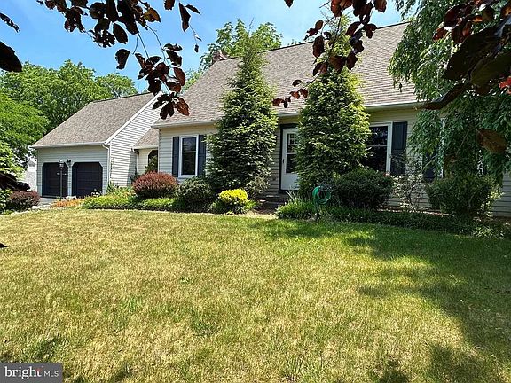 3rd image of 180 Grove Cir
