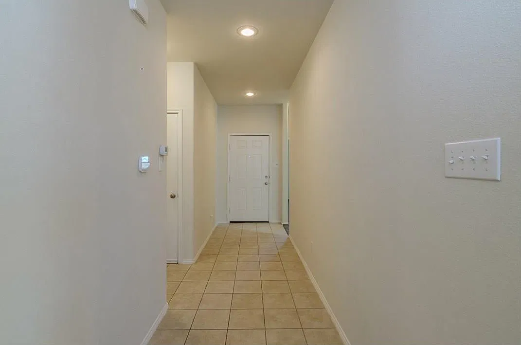 3 bed, 1646 sqft, $2,095 — Photo 2