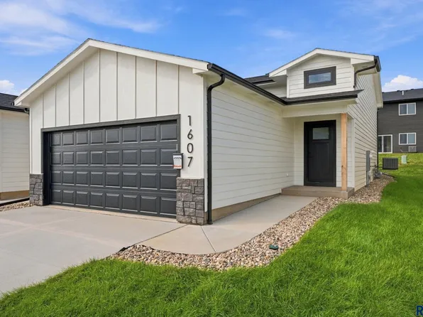 1607 N Shotgun Ct, Sioux Falls, SD 57110