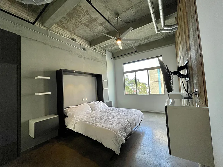 King sized bed, plenty of storage