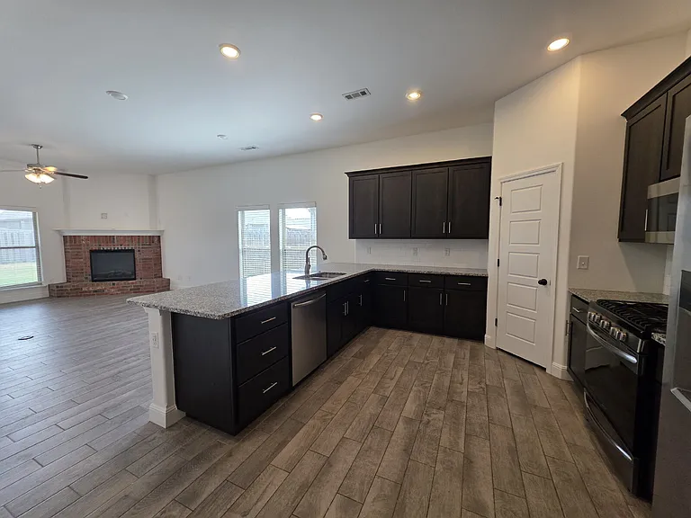 2405 Graham Ln — Photo 4
