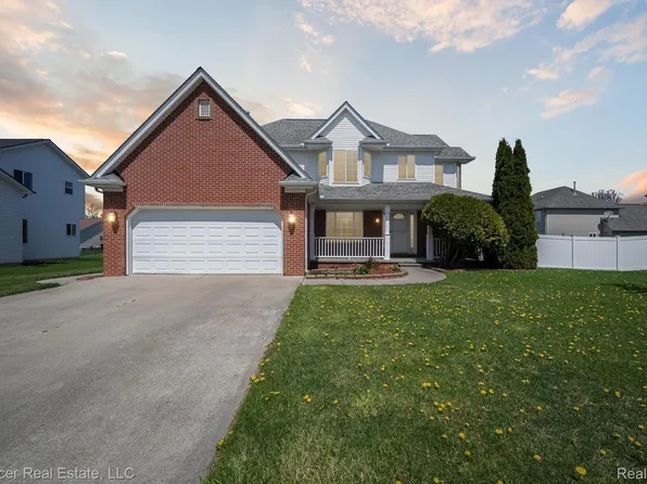 61 Old Carriage Ln, Lapeer, MI 48446