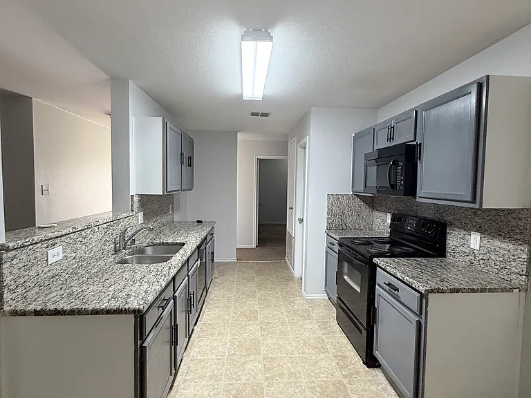 3008 Meadow Bluff Dr — Photo 3