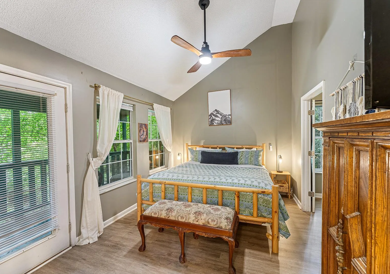 1052 Twin Oaks Rd — Photo 3