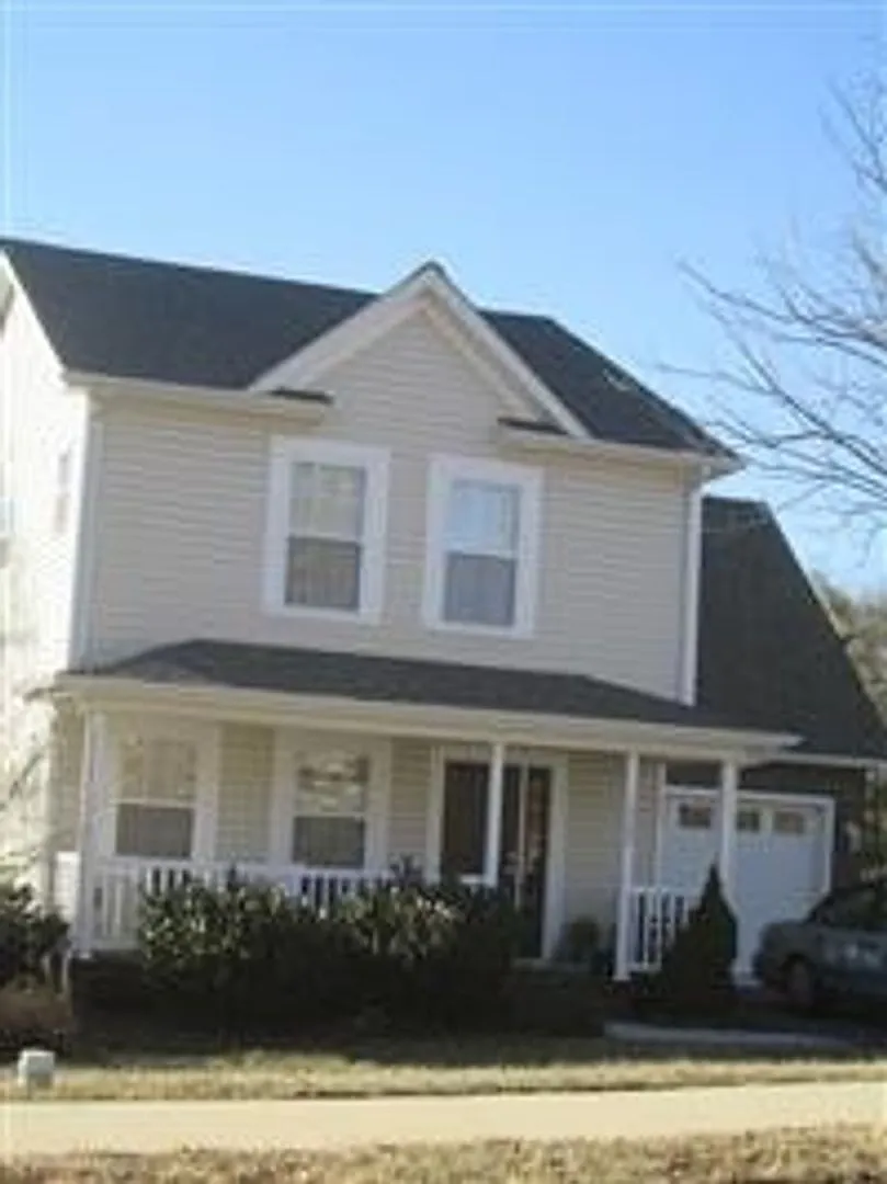 3 Bedroom 2.5 Bath House with 1 Car Garage — Photo 1