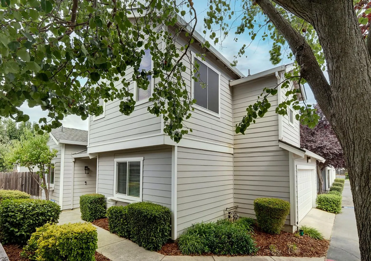 Gated Laguna Mirage Community: 3 bedrooms, 3 full bathrooms — Photo 2
