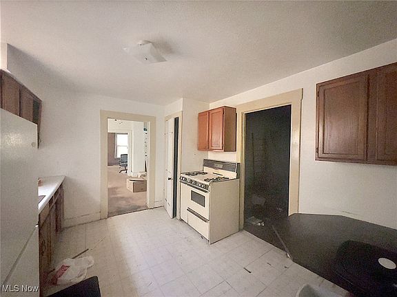 2nd image of 3122 W 71st St