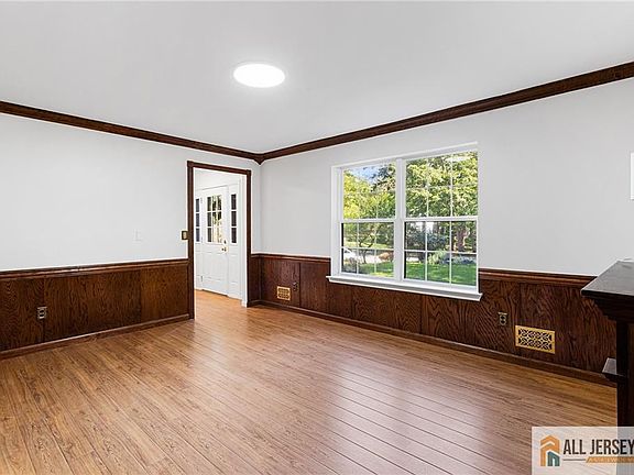 5th image of 569 Buttonwood Dr