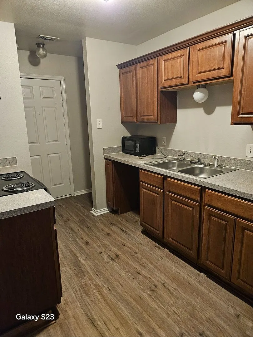 Room in 3 Bedroom Home at Stalcup Rd — Photo 2