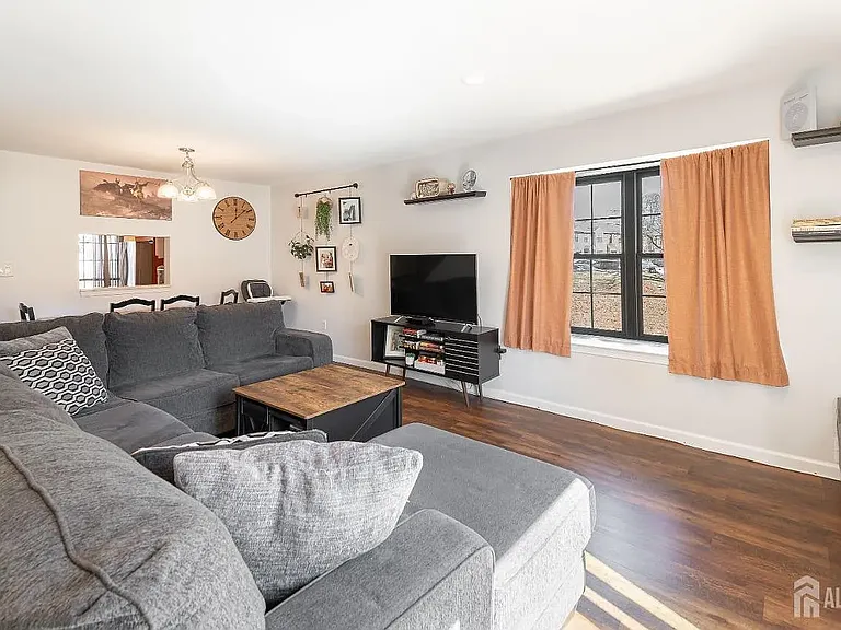 220 Hampshire Ct — Photo 4