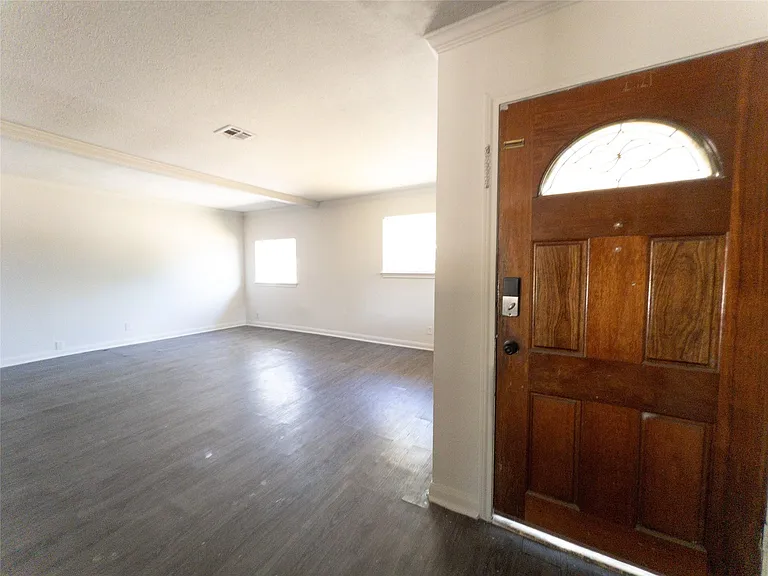 814 Eastlake St — Photo 3