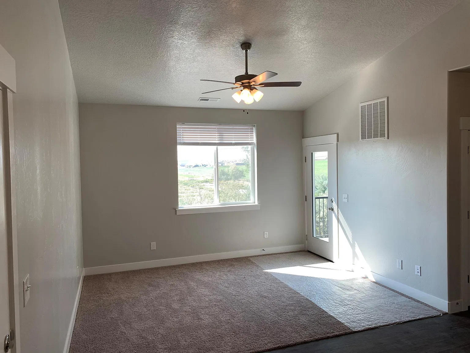 3 bed, 1271 sqft, $1,720 — Photo 2