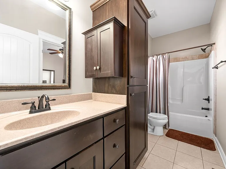 2226 Fairfax Dr — Photo 4