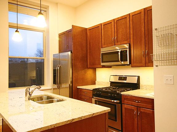 3rd image of 1470 W Carmen Ave APT 202