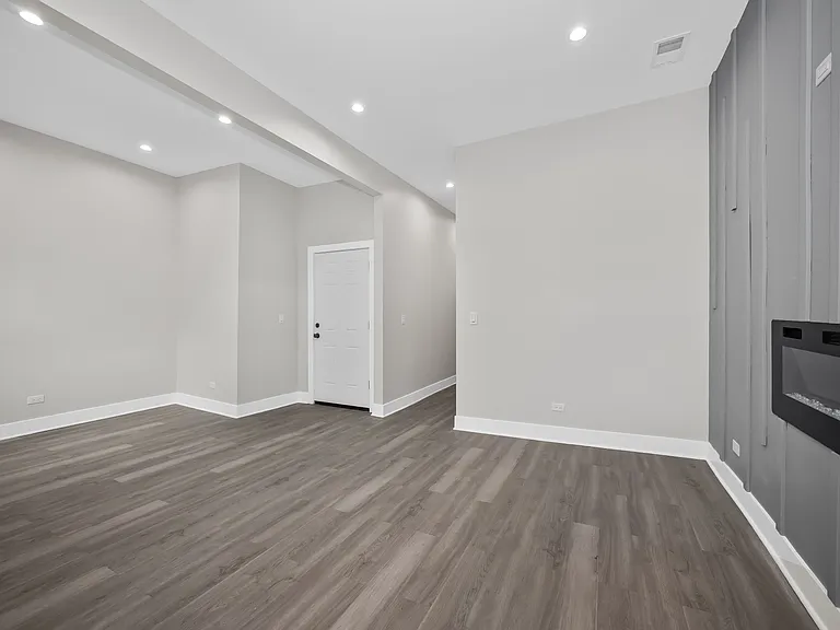 6547 S Saint Lawrence Ave — Photo 3