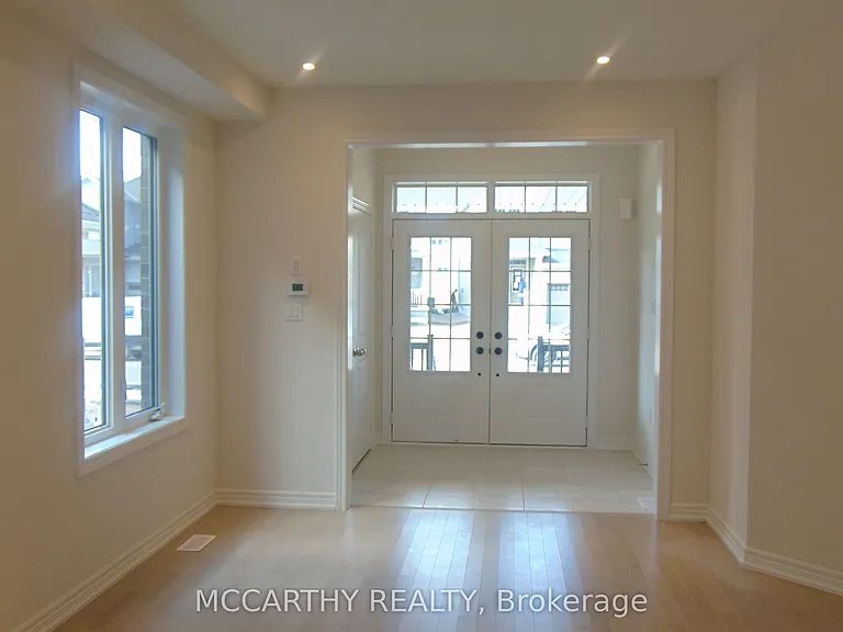 496 Black Cherry Cres — Photo 2