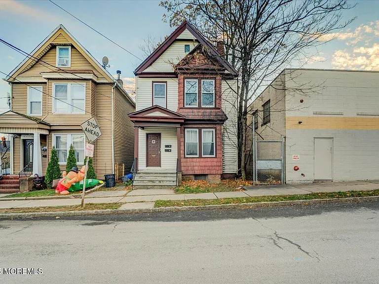 81 Holmes St — Photo 2